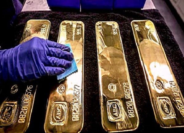 Record de l’or à plus de 3.300 dollars, repli du dollar: la guerre commerciale remue les marchés