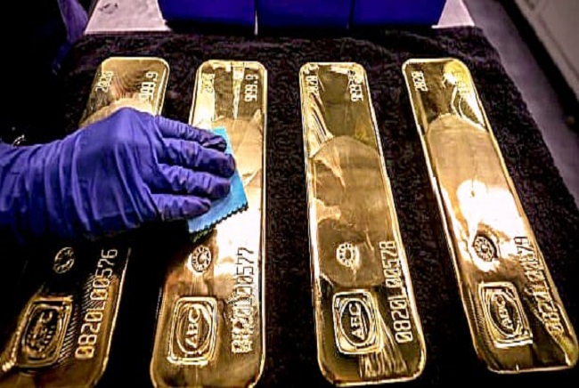 Record de l’or à plus de 3.300 dollars, repli du dollar: la guerre commerciale remue les marchés