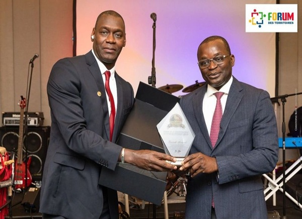 Forum des Territoires de Bruxelles : Le maire Alioune Sarr reçoit le « trophée de la vision politique et du développement urbain.